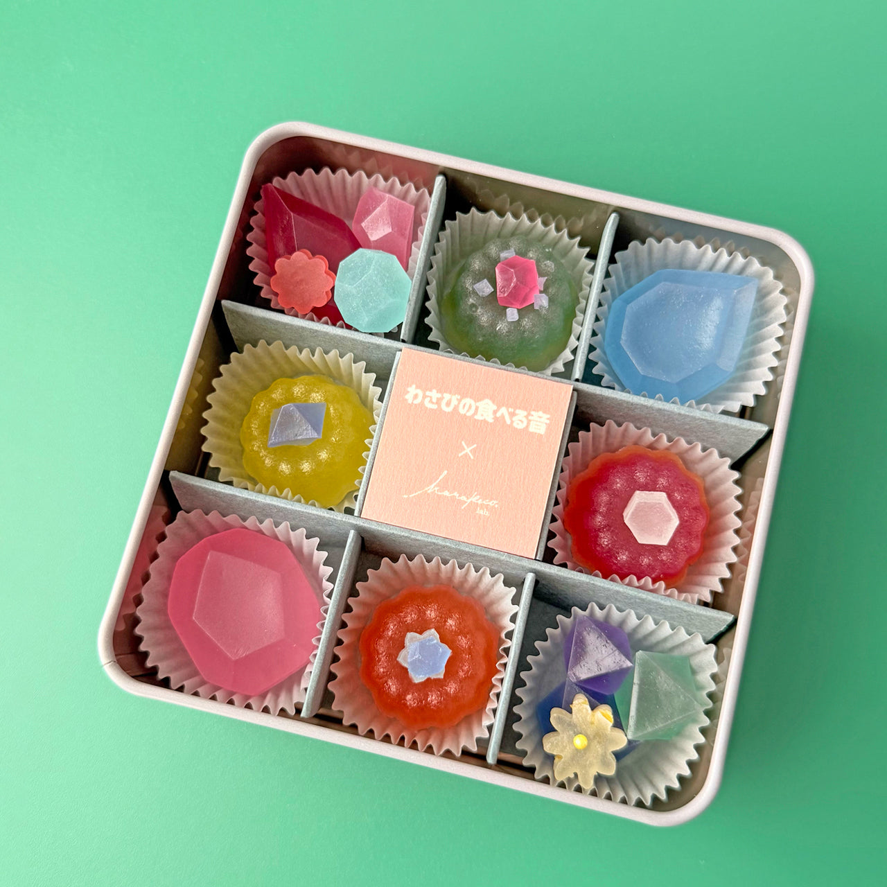 <予約> わさびの食べる音×ハラペコラボ　レトロ喫茶な宝石ゼリーのこうぶつヲカシ〈缶入り〉　[期間限定]